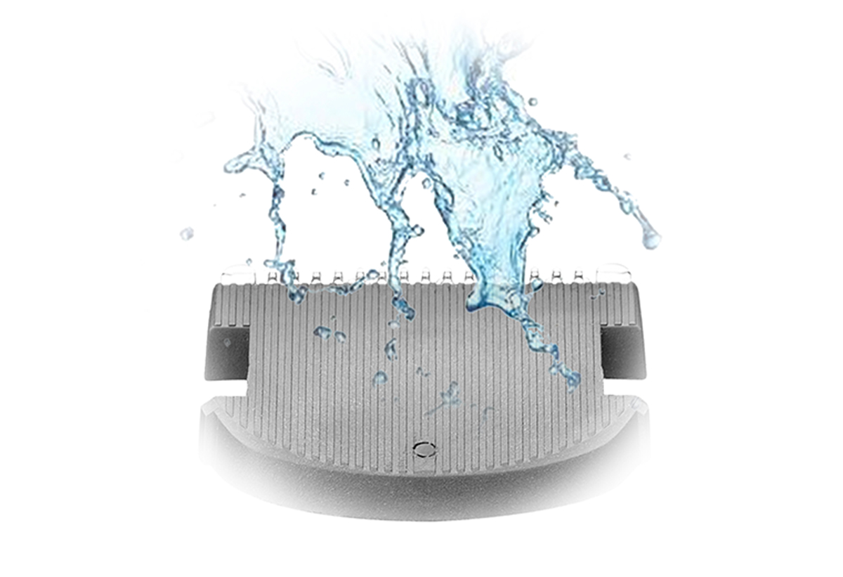 Απεικονίζεται η λεπίδα να πλένεται με νερό.